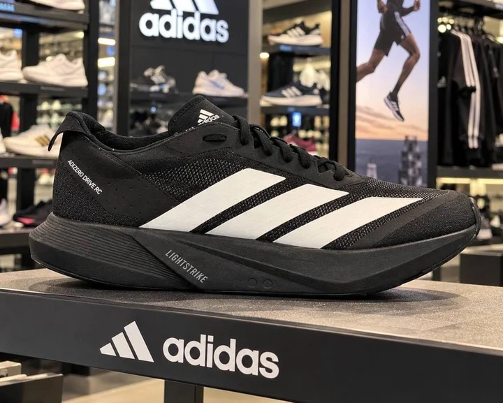 Tênis Adidas preto com três listras claras